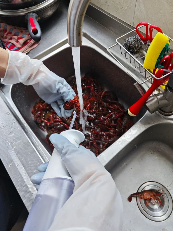 慧”！感觉离谱却解决不少生活痛点凯发首页登录看了年轻人的“生活智(图25)